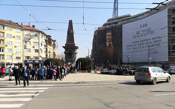 възпитаниците на ЧПГ Образователни технологии полагат цветя пред паметника на Васил Левски