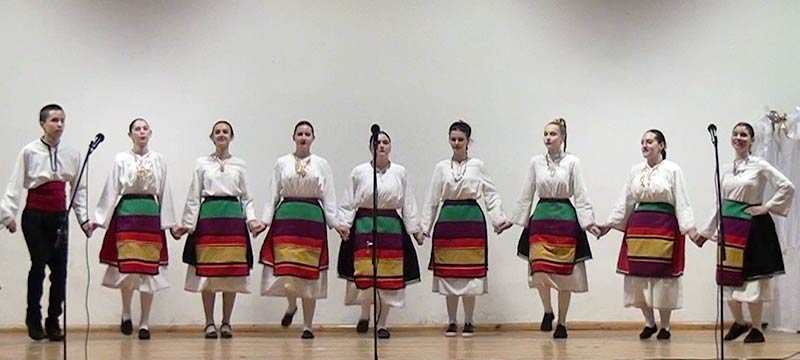 Танцовият състав към гимназията, с ръководител Елена Бачева, откриха и закриха представлението
