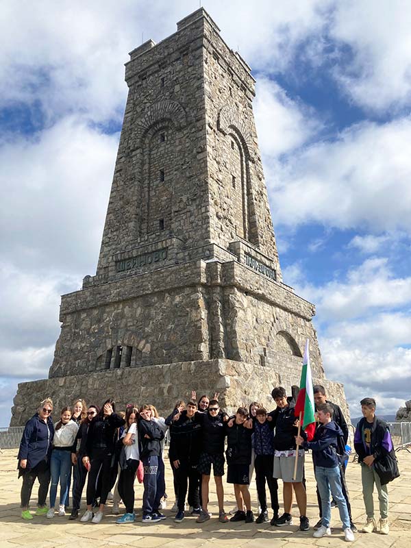 Учениците развяха български флаг на връх Шипка