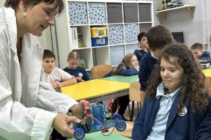 Науката в действие: среща на учениците с д-р Миглена Славова Науката в действие: среща на учениците с д-р Миглена Славова