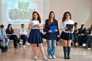 „Героите не умират, докато има кой да помни техните имена и да изговаря техните завети.“