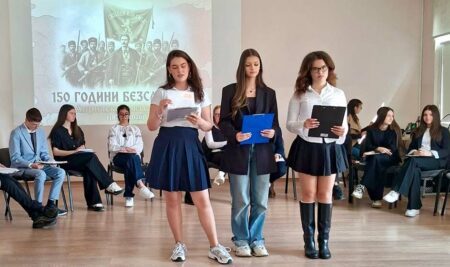 „Героите не умират, докато има кой да помни техните имена и да изговаря техните завети.“